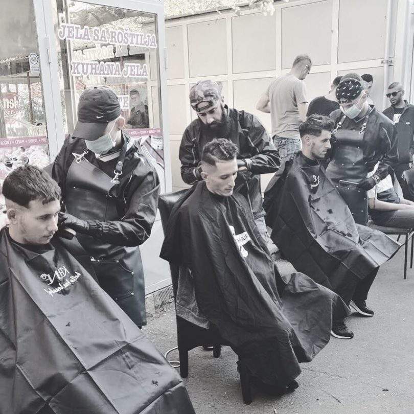 Tim frizera došao u Tuzlu besplatno šišati migrante, dok ih svi saloni odbijaju